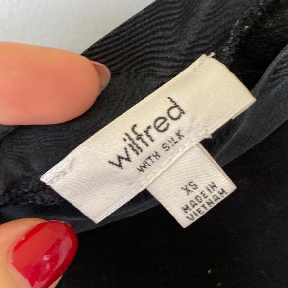 Aritzia Wilfred classic black t-shirt top tunic with silk - Picture 3 of 10